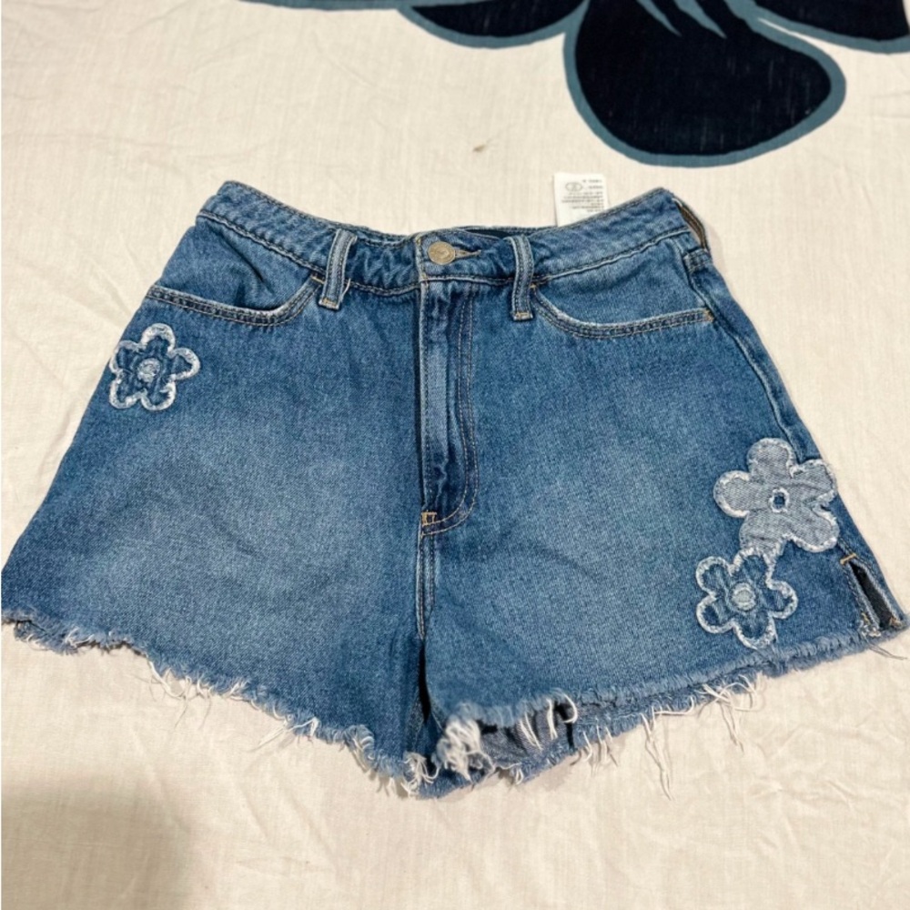 Hollister | flower embroidered high rise mom short 3”